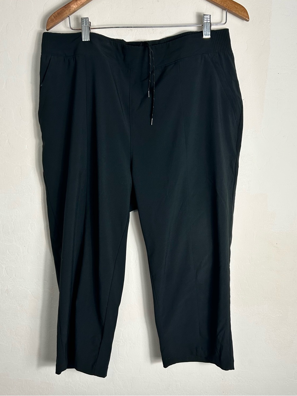 Columbia PFG Fishing Black Drawstring Capris - Comfortable Everyday Fit